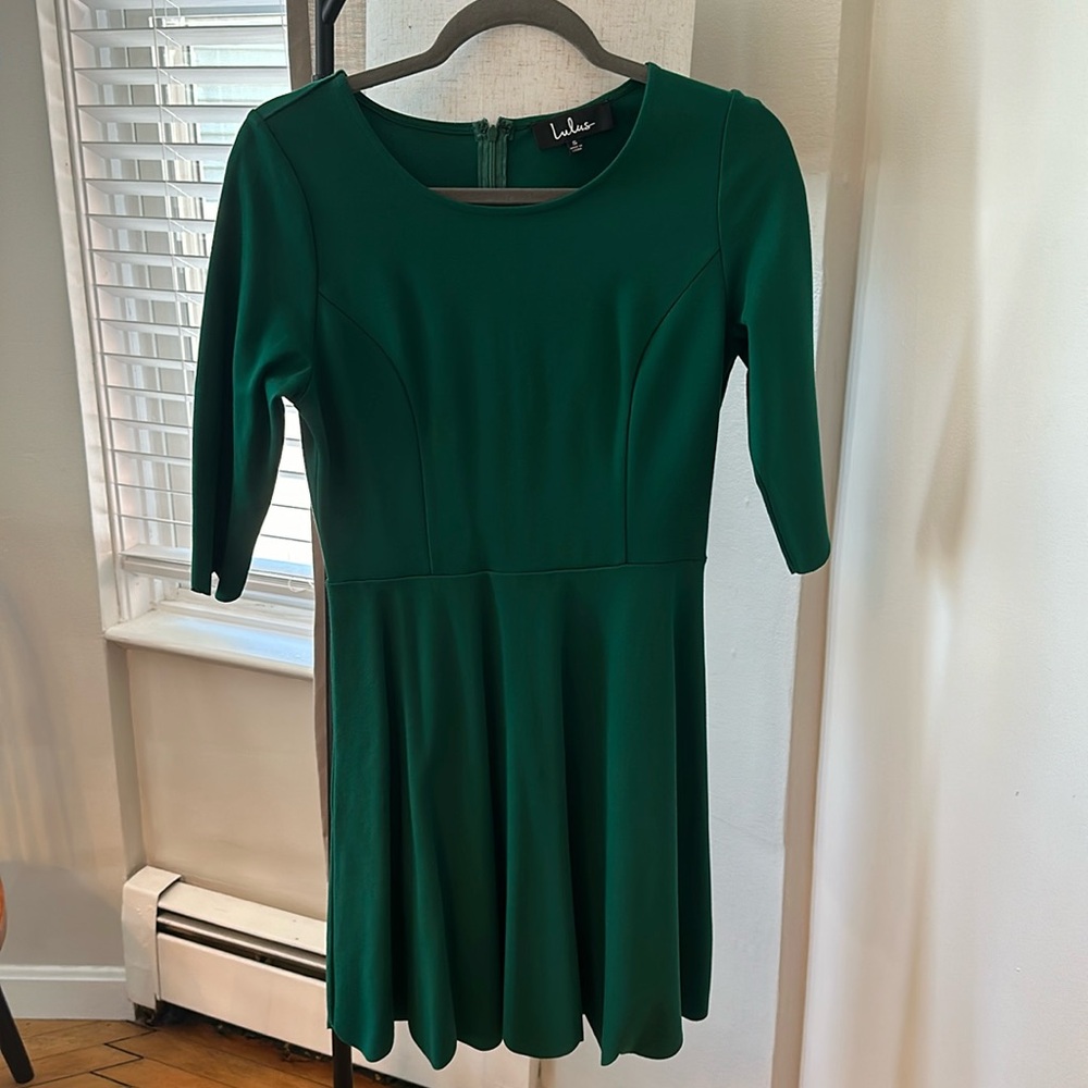 Lulus Christmas Green Dress/ Size Small/ scalloped sleeves and bottom